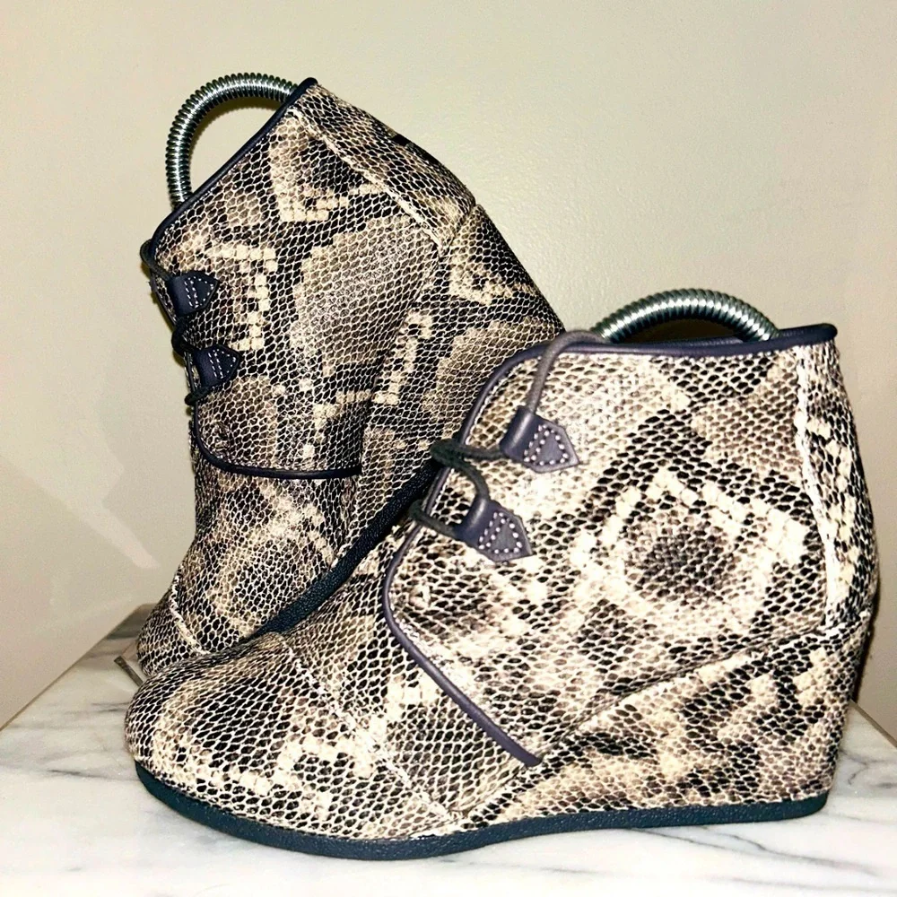 Tom’s Kala Gray & Black Faux Snakeskin Bootie Lace Up Wedges Animal Print 8.5